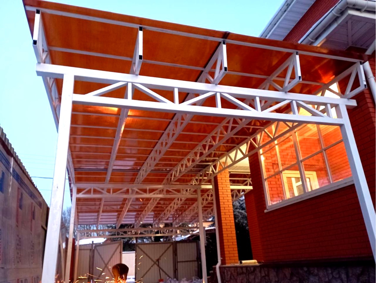 Арочный автонавес с поликарбонатом для дачи